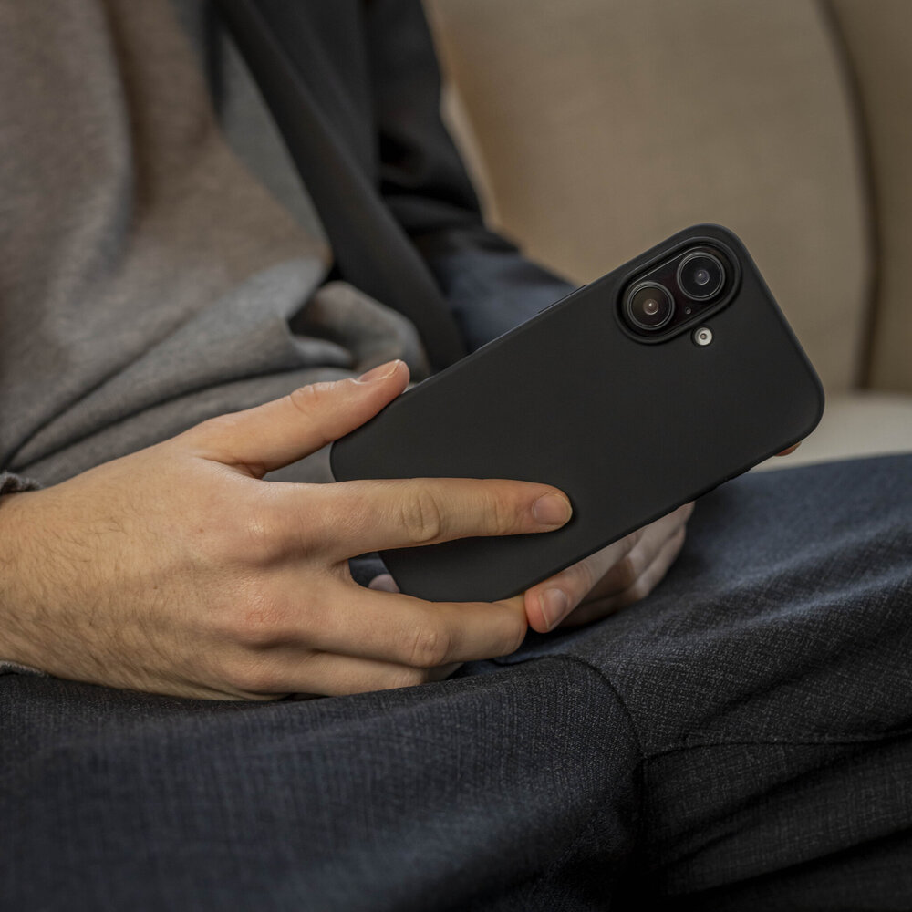 Coverzs Coverzs Coque de luxe en silicone iPhone 16 (noir)