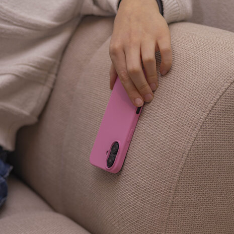 Coverzs Coverzs Coque de luxe en silicone iPhone 16 (rose)