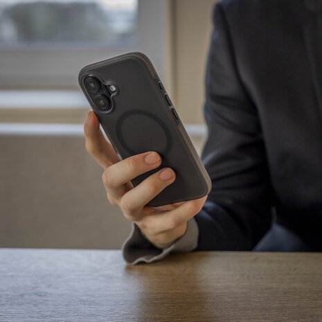 Coverzs Coverzs Coque MagSafe en silicone lisse iPhone 16 Plus (noir)