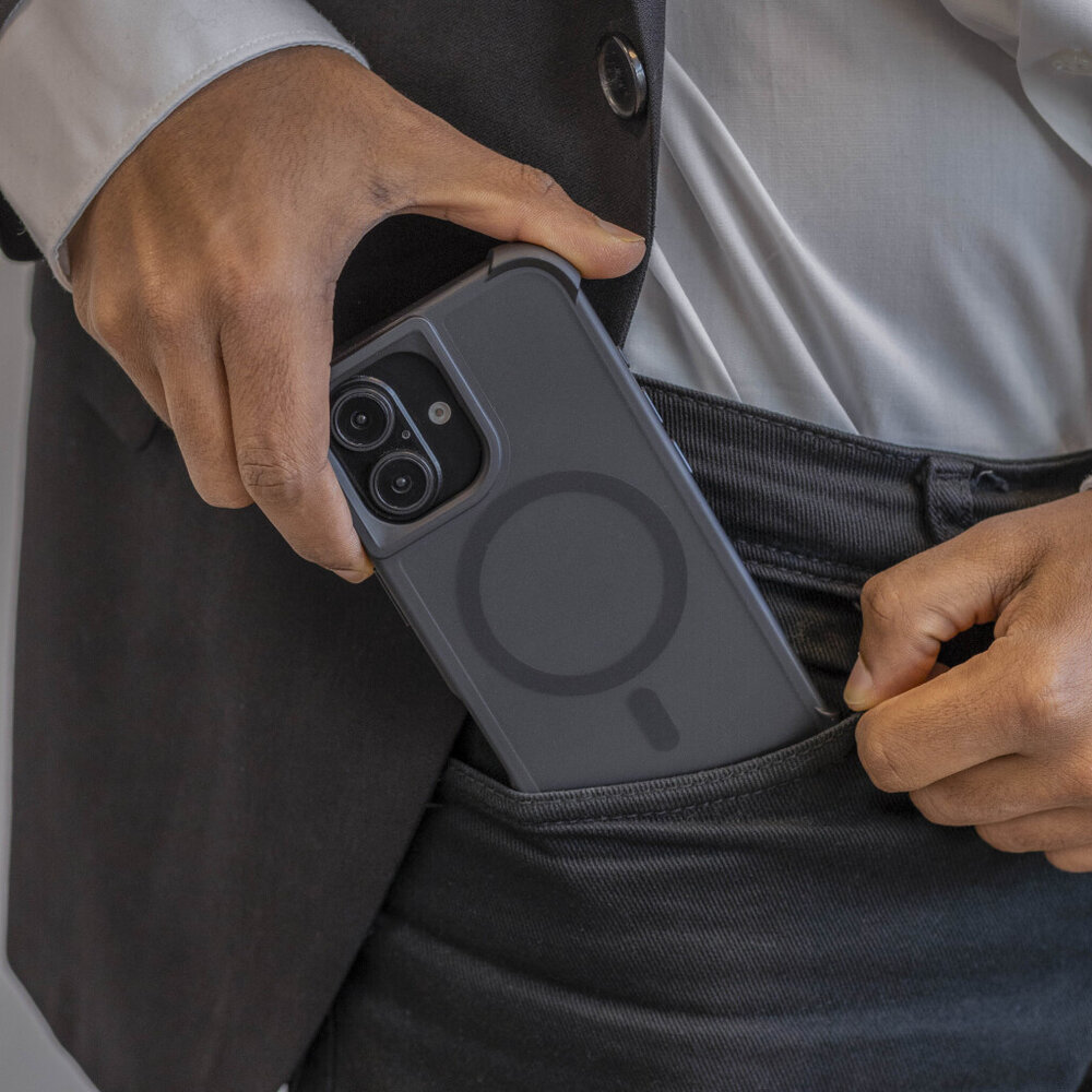 Coverzs Coverzs Coque antichoc mate iPhone 16 Plus avec MagSafe (noir) Coverzs Coverzs Coque antichoc mate iPhone 16 Plus avec MagSafe (noir)