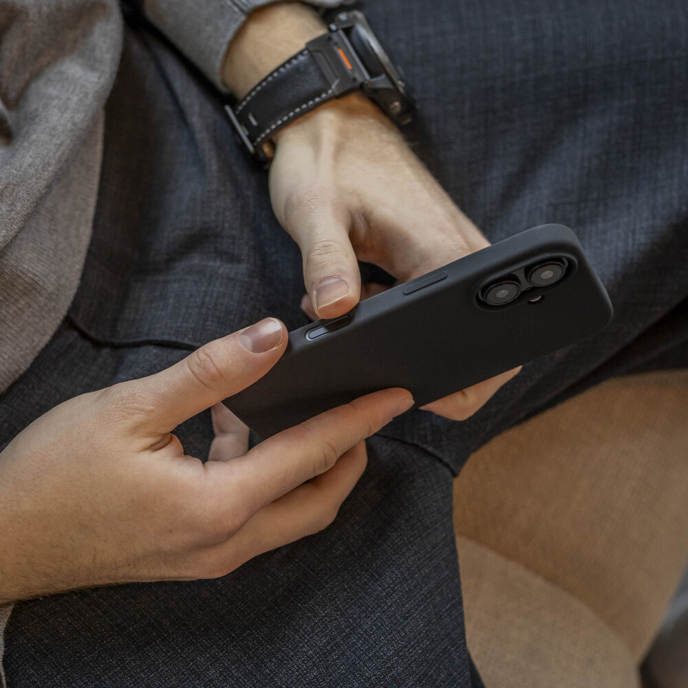 Coverzs Coverzs Coque de luxe en silicone iPhone 16 Plus (noir)