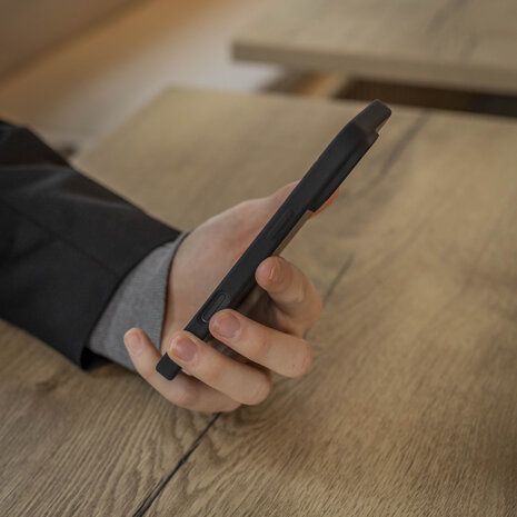 Coverzs Coverzs Coque de luxe en silicone iPhone 16 Pro (noir)