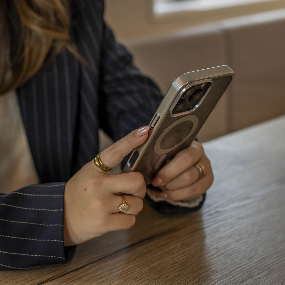 Coverzs Coverzs Coque rigide transparent MagSafe iPhone 16 Pro Max (argent) Coverzs Coverzs Coque rigide transparent MagSafe iPhone 16 Pro Max (argent)