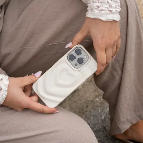 xoxo Wildhearts xoxo Wildhearts Coque Biggest Love Creme - iPhone 16 Pro Max