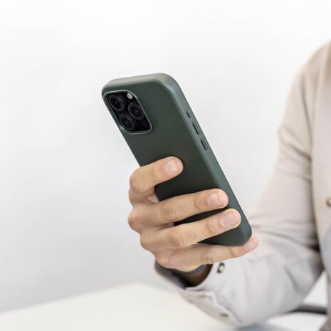 Coverzs Coverzs Coque MagSafe en cuir de luxe iPhone 13 Pro (vert foncé) Coverzs Coverzs Coque MagSafe en cuir de luxe iPhone 13 Pro (vert foncé)