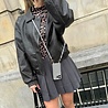 xoxo Wildhearts xoxo Wildhearts iPhone 17 - Pearlfection Coque en transparente avec cordon - long cordon xoxo Wildhearts xoxo Wildhearts iPhone 17 - Pearlfection Coque en transparente avec cordon - long cordon
