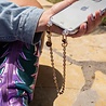 xoxo Wildhearts xoxo Wildhearts iPhone 17 - Dreamy Coque en transparente avec cordon - court cordon xoxo Wildhearts xoxo Wildhearts iPhone 17 - Dreamy Coque en transparente avec cordon - court cordon