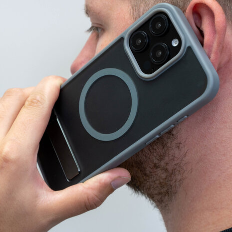 Coverzs Coverzs iPhone 16 matte MagSafe case avec debout (gris)