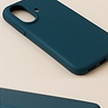 Coverzs Coverzs iPhone 16 coque en silicone solide (bleu foncé)