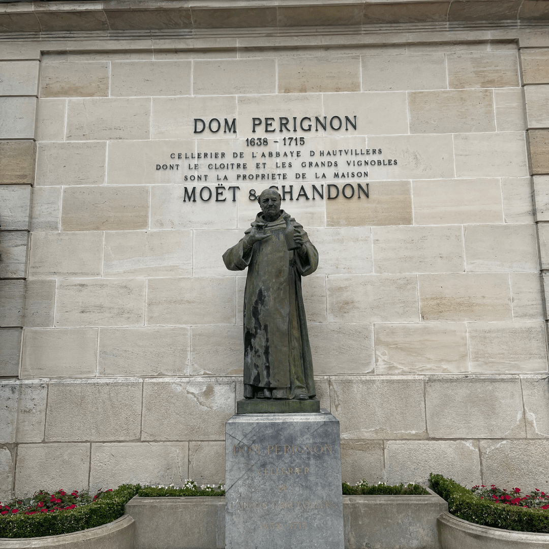 Standbeeld Dom Perignon bij Moët & Chandon in Epernay