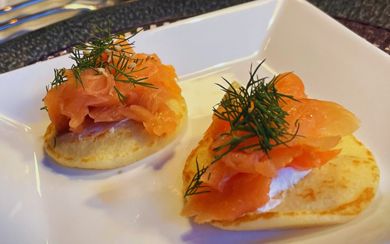 Blini’s met gerookte zalm: feestelijk recept, maar welke wijn past erbij?