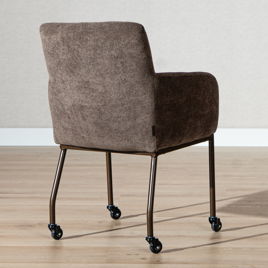 Stuhl Finn auf Rollen Chenille braun