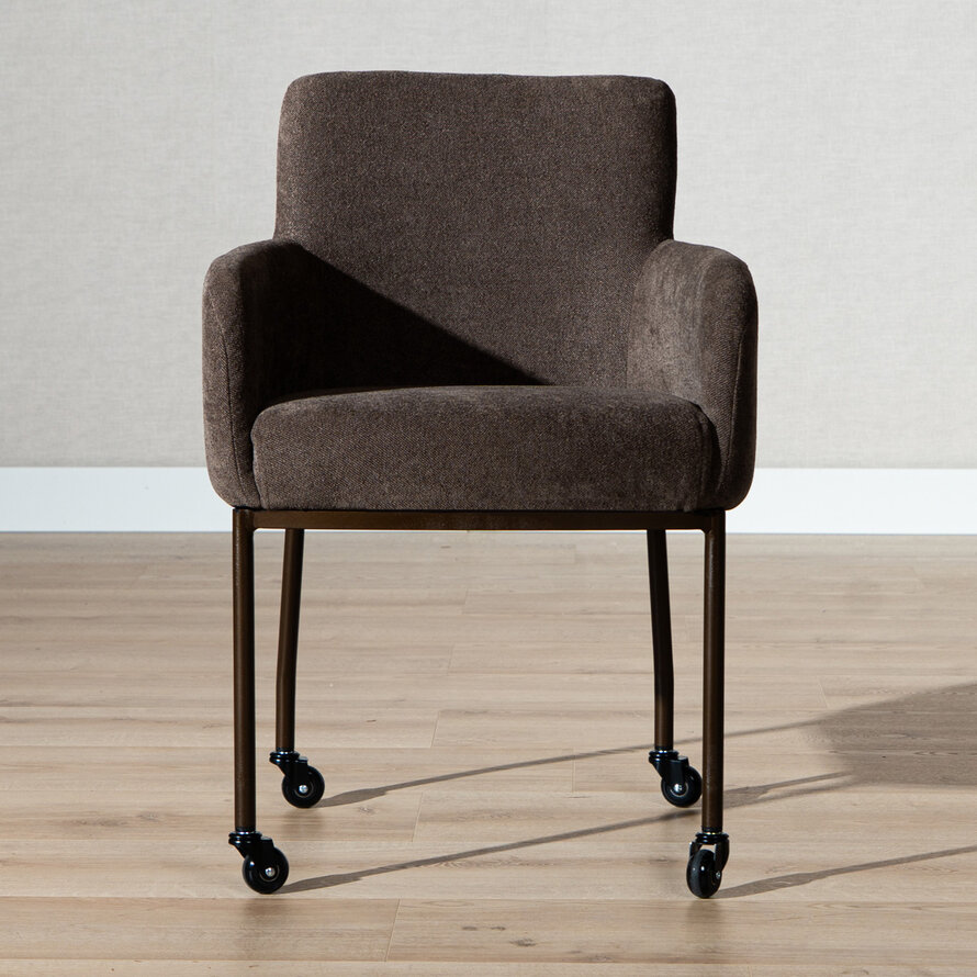Stuhl Finn auf Rollen Chenille braun