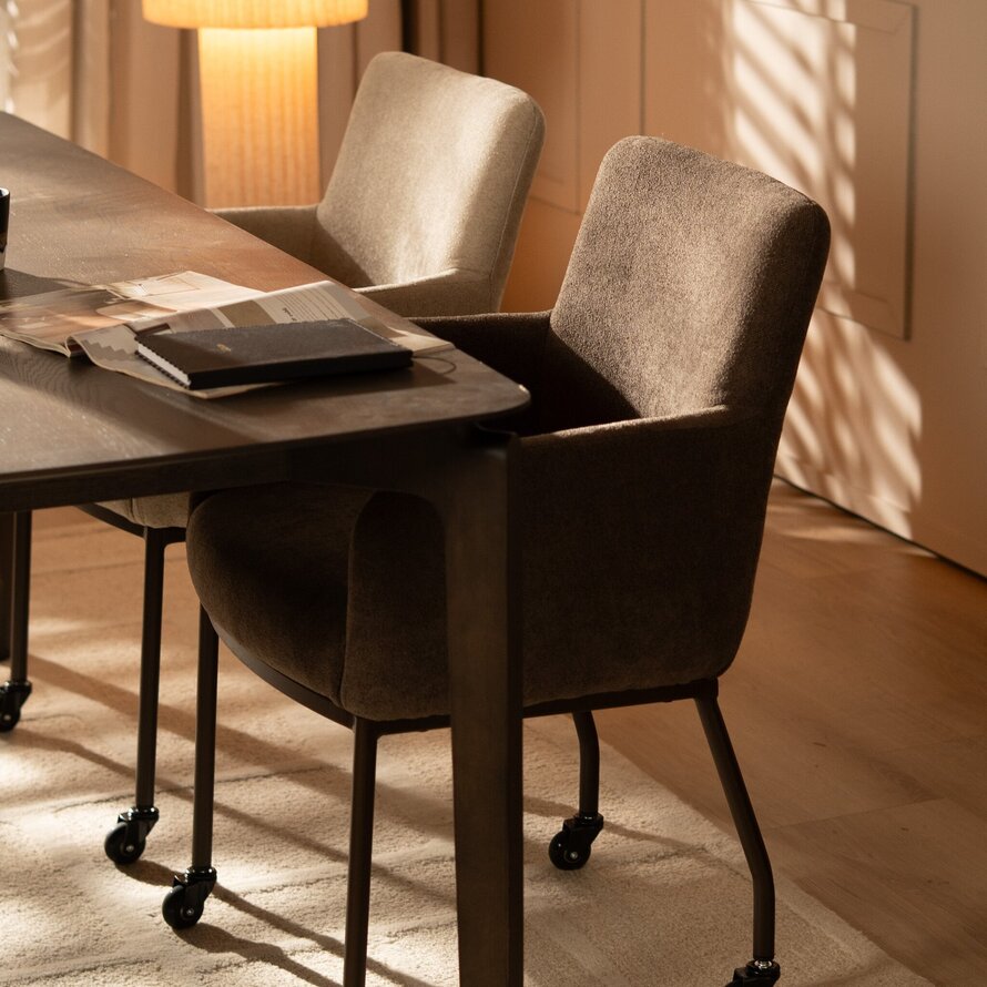 Stuhl Finn auf Rollen Chenille beige