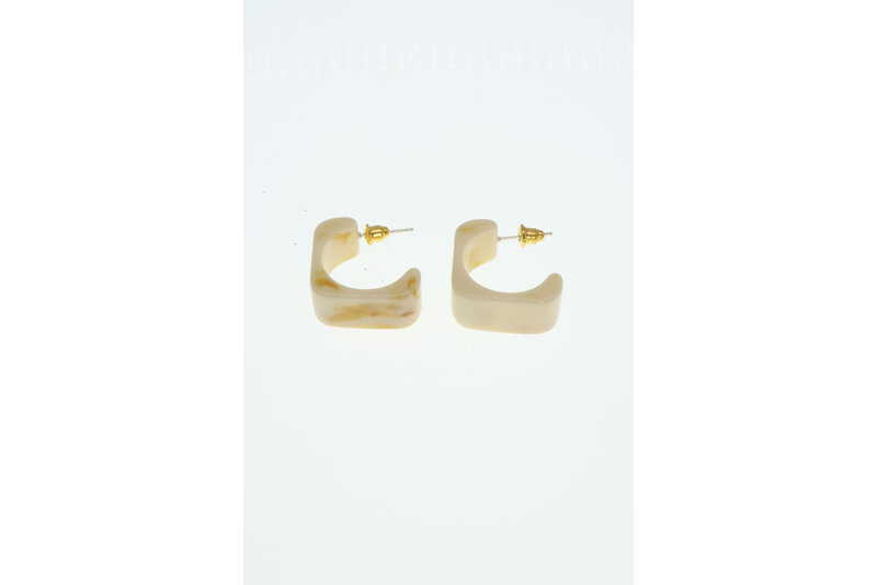 Gouden oorbel wit