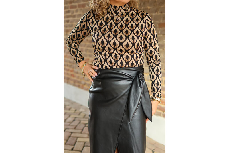 Graphic high neck pull