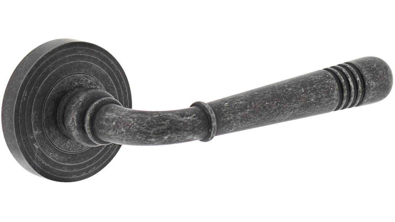 Intersteel Deurkruk Helena op rozet verdekt met rillen ø55x10mm met nokken oud grijs