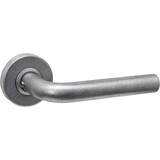 Intersteel Deurkruk Luzern op rozet verdekt ø53x10mm rvs getrommeld Intersteel Deurkruk Luzern op rozet verdekt ø53x10mm rvs getrommeld