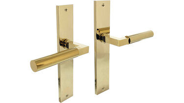 Deurkrukken op schild