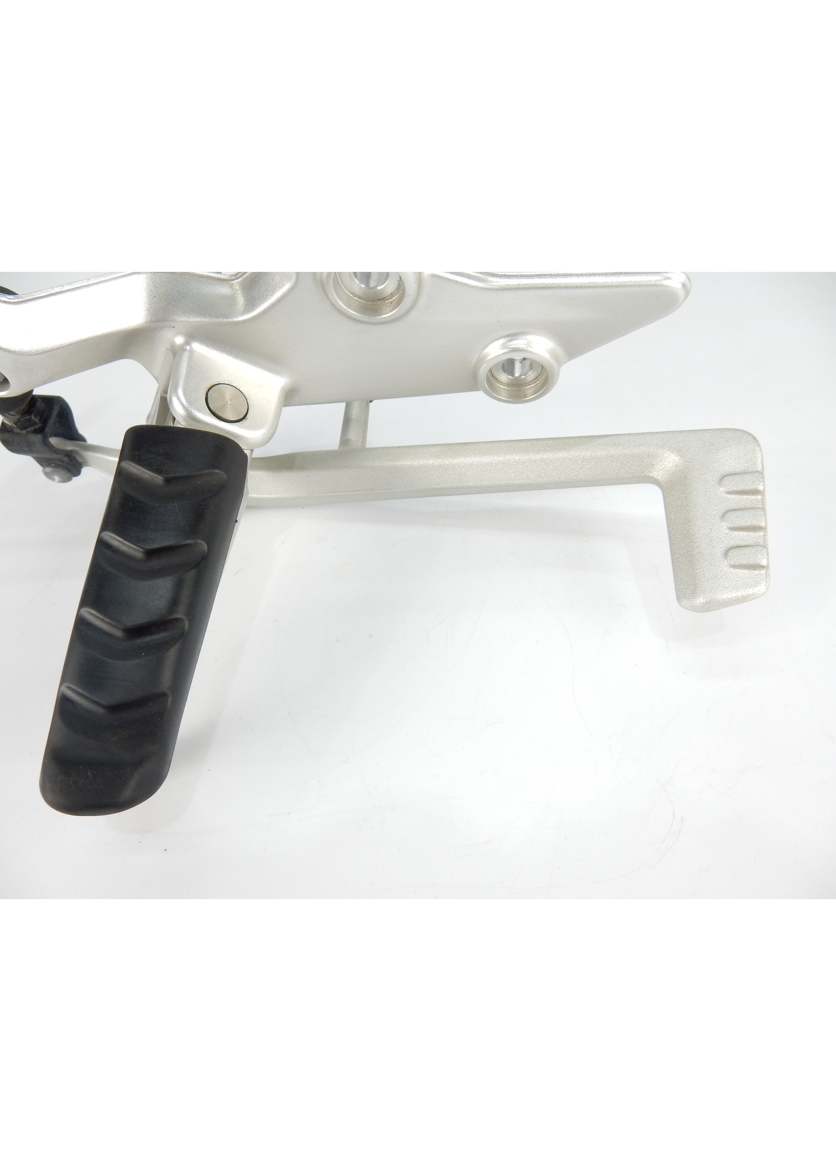 BMW BMW R 1200 RS Footpeg plate right / Footrest, right, w/rubber footr. element /  Brake pedal / Rear brake master cylinder / 46718540797 / 46717700914 / 35218548041 / 34318522398