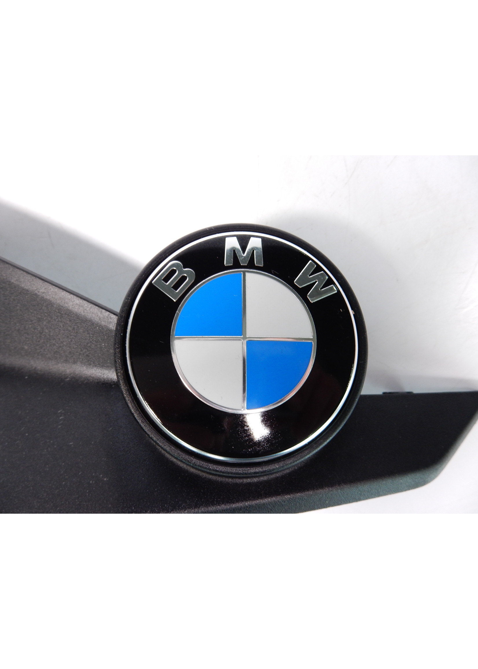 BMW BMW G 310 R Plakettenträger rechts / Nabenabdeckung mit Chromrand BMW / 46638556772 / 36136850834