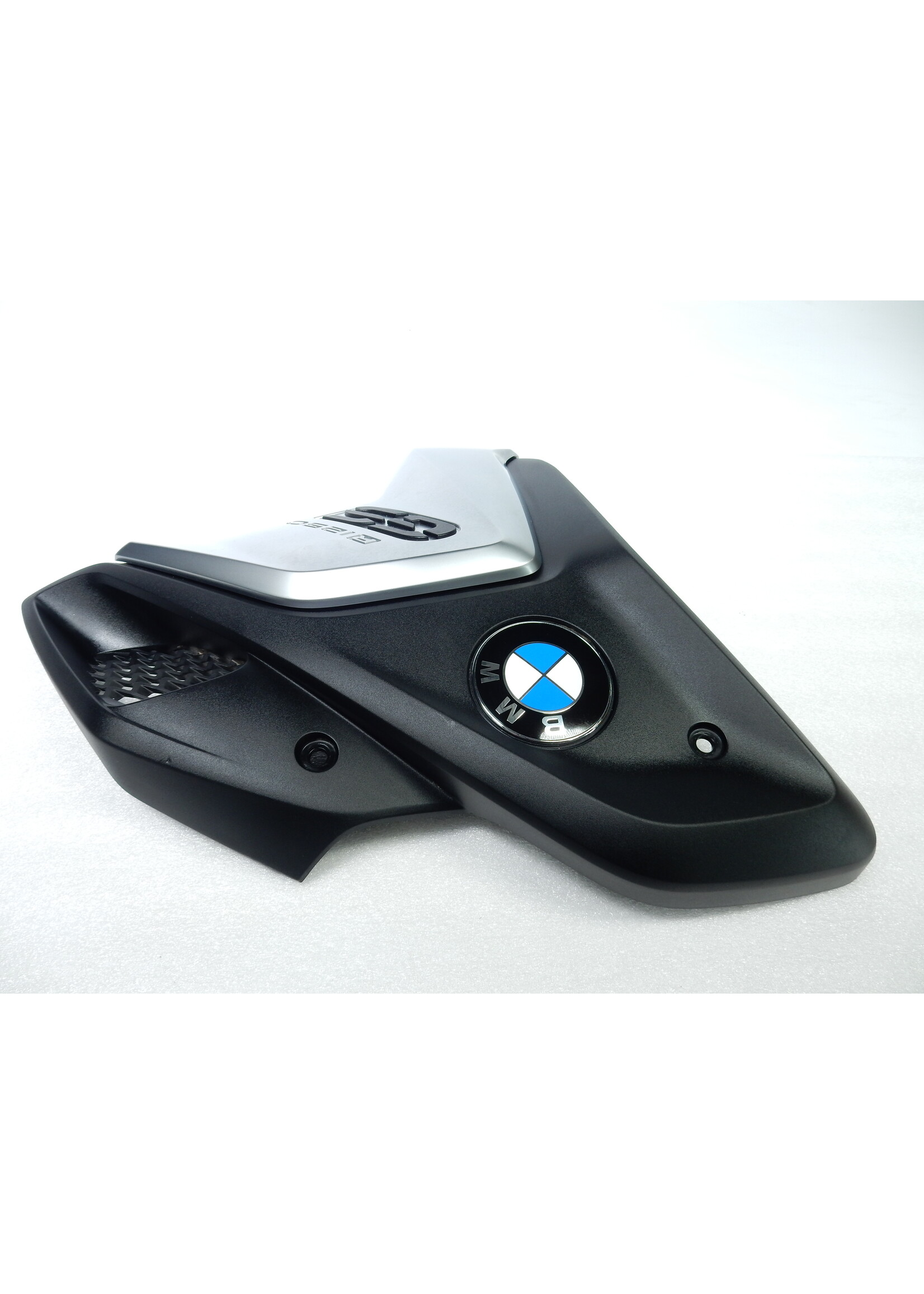 BMW BMW R 1250 GS Afdekking inlaatsnorkel rechts / Embleem D=70MM / Radiateurpaneel met opschrift rechts / 46638556656 / 51147721222 / 46638392882