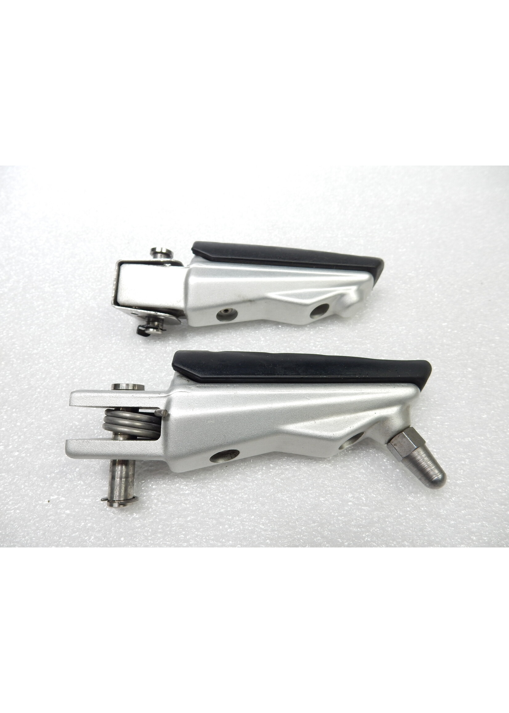 BMW BMW F 900 XR Fussraste links mit Fussrastengummi vorn / hinten / 46717700913 / 46717728903