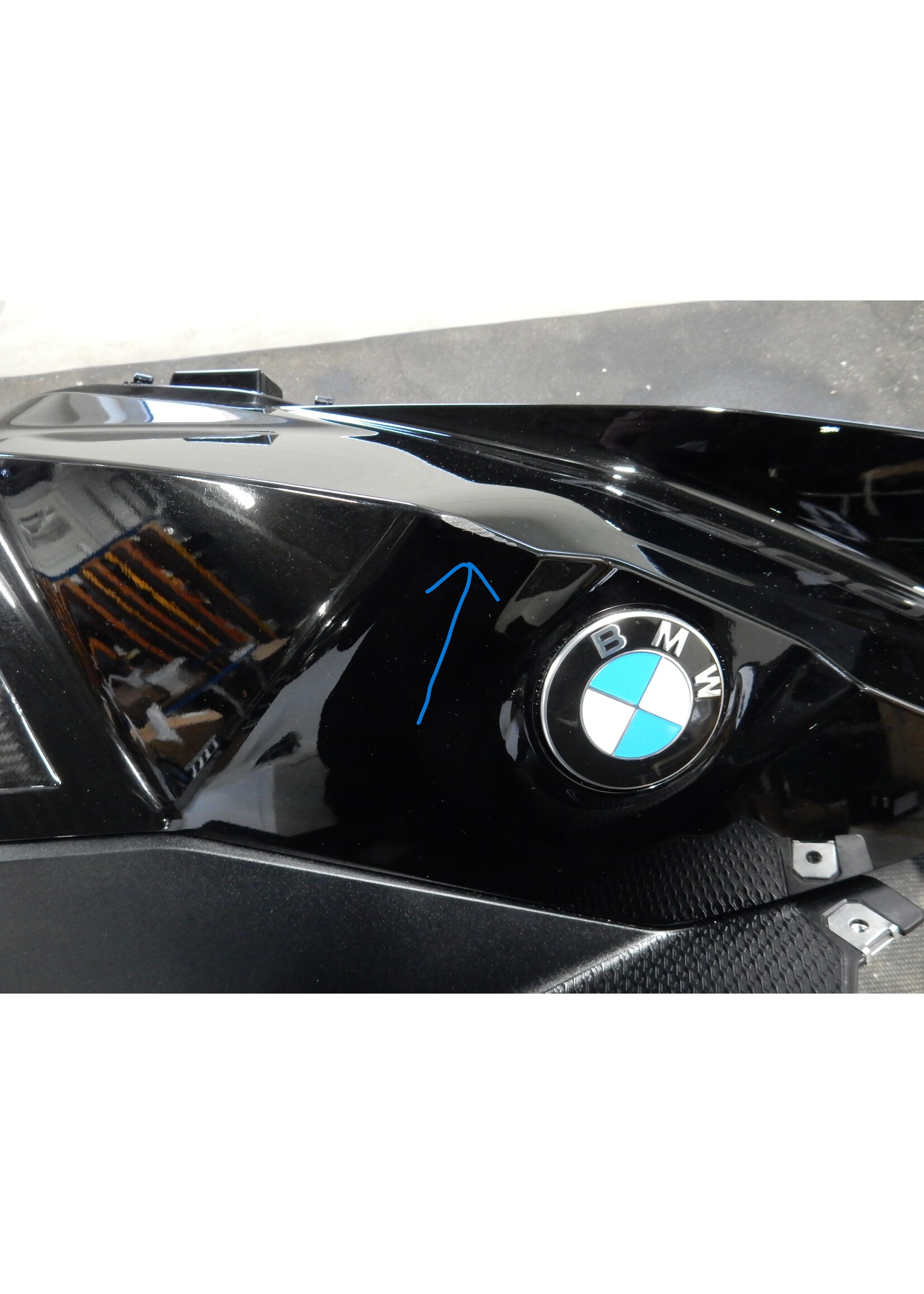 BMW BMW F 900 XR Tankafdekking rechts onder / Zijdeel bekleding rechts Tape op transparante lak BLACK STORM / 46638403902 / 46638403894 / 46638358168