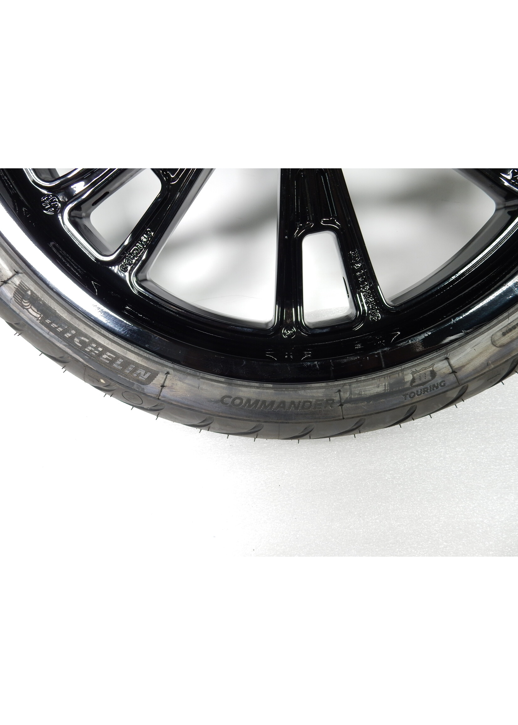 BMW BMW R18 Cast rim, front / Tire 120/70 R19 M/C 60V Michelin Comander 3 DOT 4020 / 36319480690