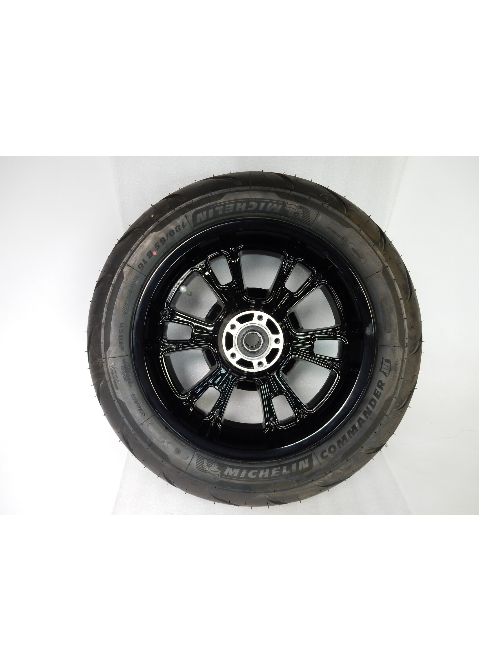 BMW BMW R18 Hinterrad schwarz 5.0X16 / Reifen Michelin Commander Touring 3 / 36315A65524 /9480691