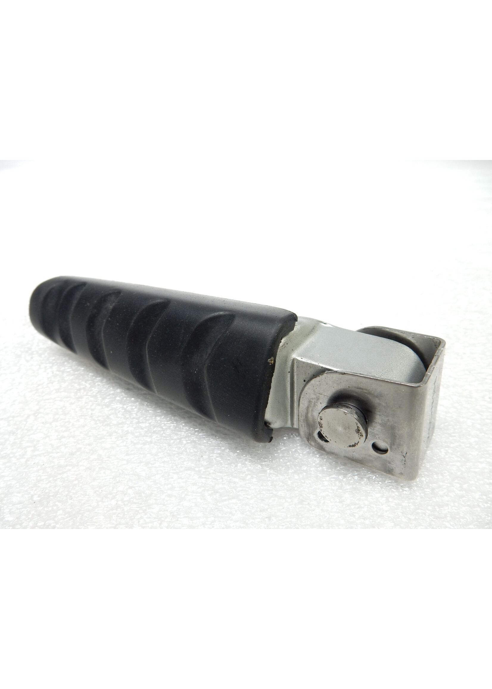 BMW BMW F 900 R Footrest, right, w/rubber footr. element rear / 46717728904 / 7728904