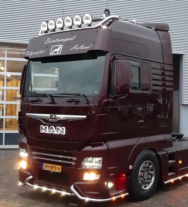 Prachtige Custom  Fox Parts zonneklep voor de grote XXL cabine