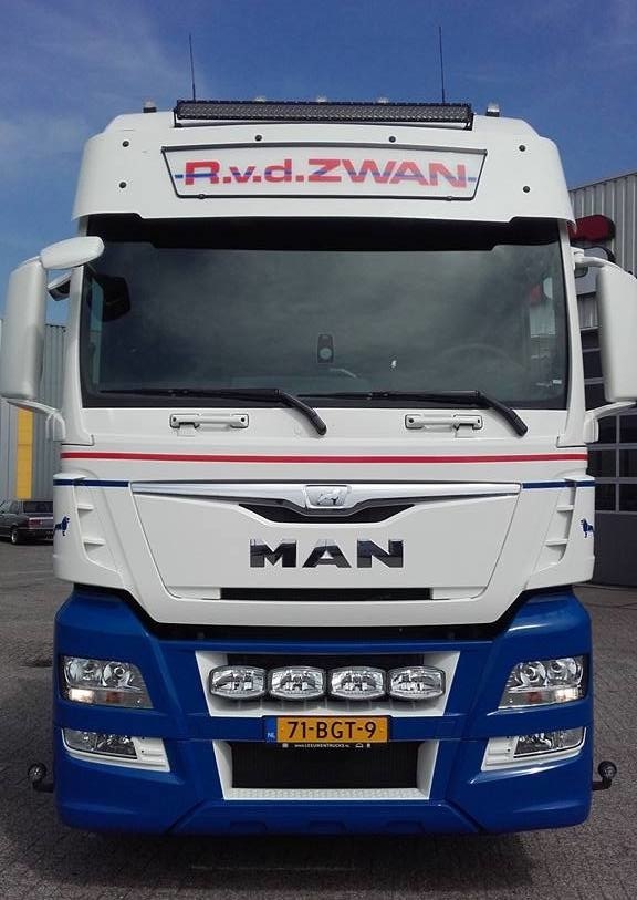 Prachtige Custom  Fox Parts zonneklep voor de grote XXL cabine