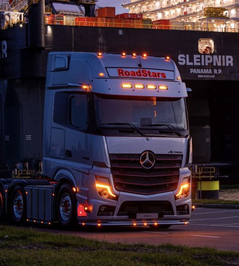 Fox Parts zonneklep voor de Mercedes Actros met uitsparing voor 4x Lazer Tripple R750