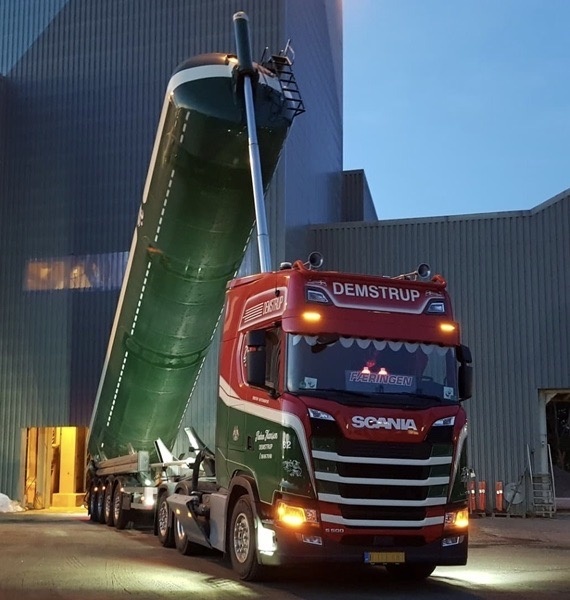 Oranje dagrijverlichting voor in de halogeen koplamp van Scania Nextgen
