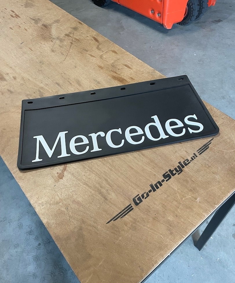 Mooie spatlap met opgelegde Mercedes letters 60x30cm