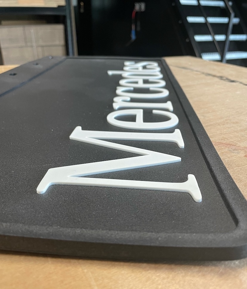 Mooie spatlap met opgelegde Mercedes letters 60x30cm