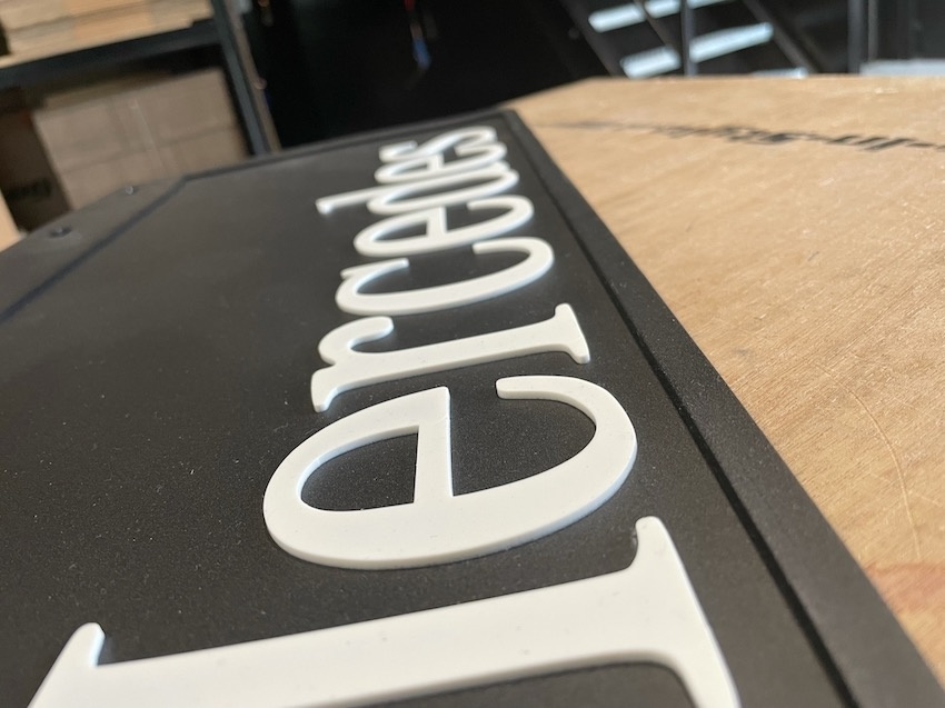 Mooie spatlap met opgelegde Mercedes letters 60x30cm