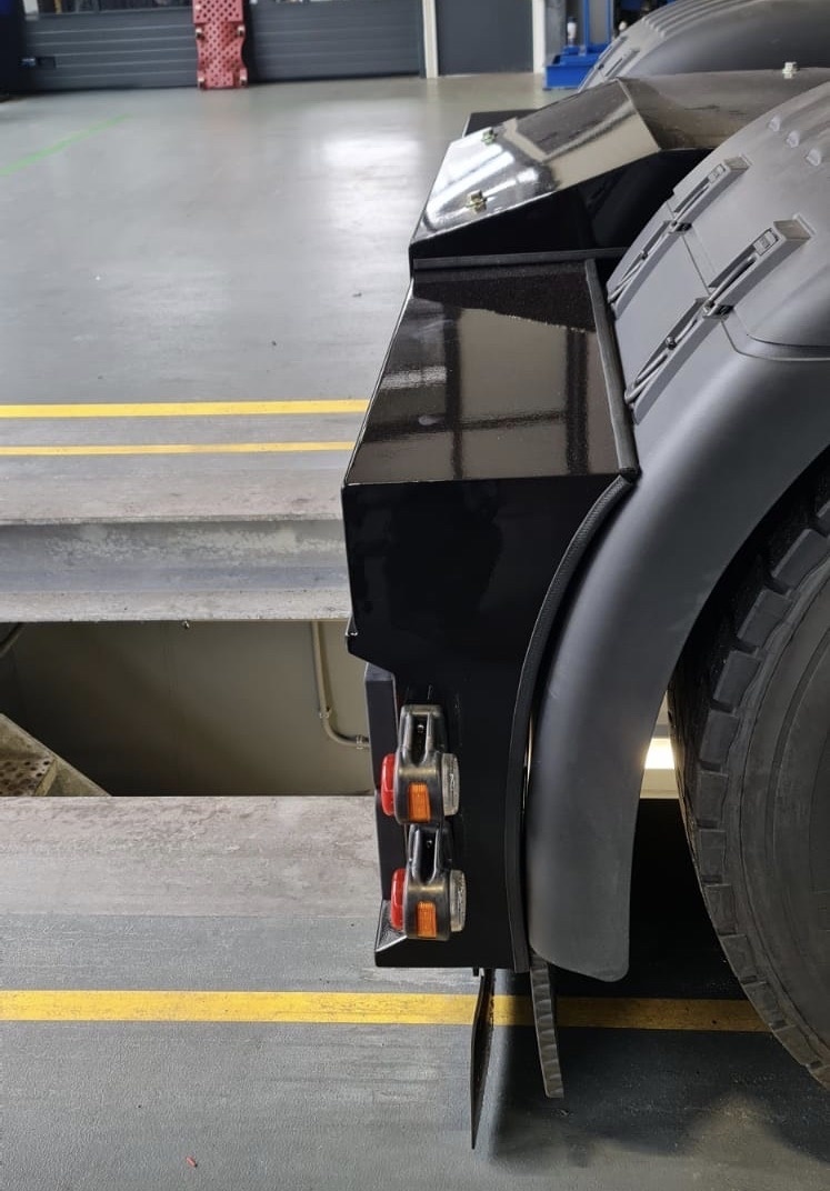 Stalen Achterbumper met 8 of 13 vierkante gaten