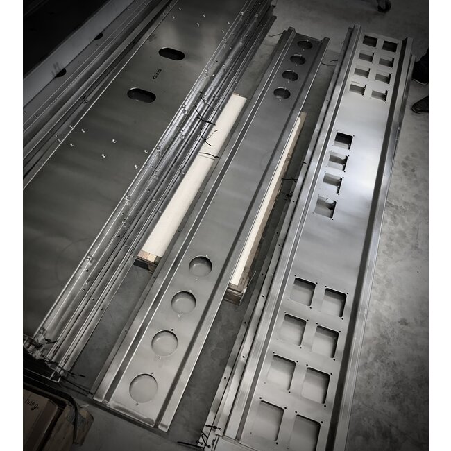 GIS achterbumper met 8 ronde gaten en steunen (RVS)