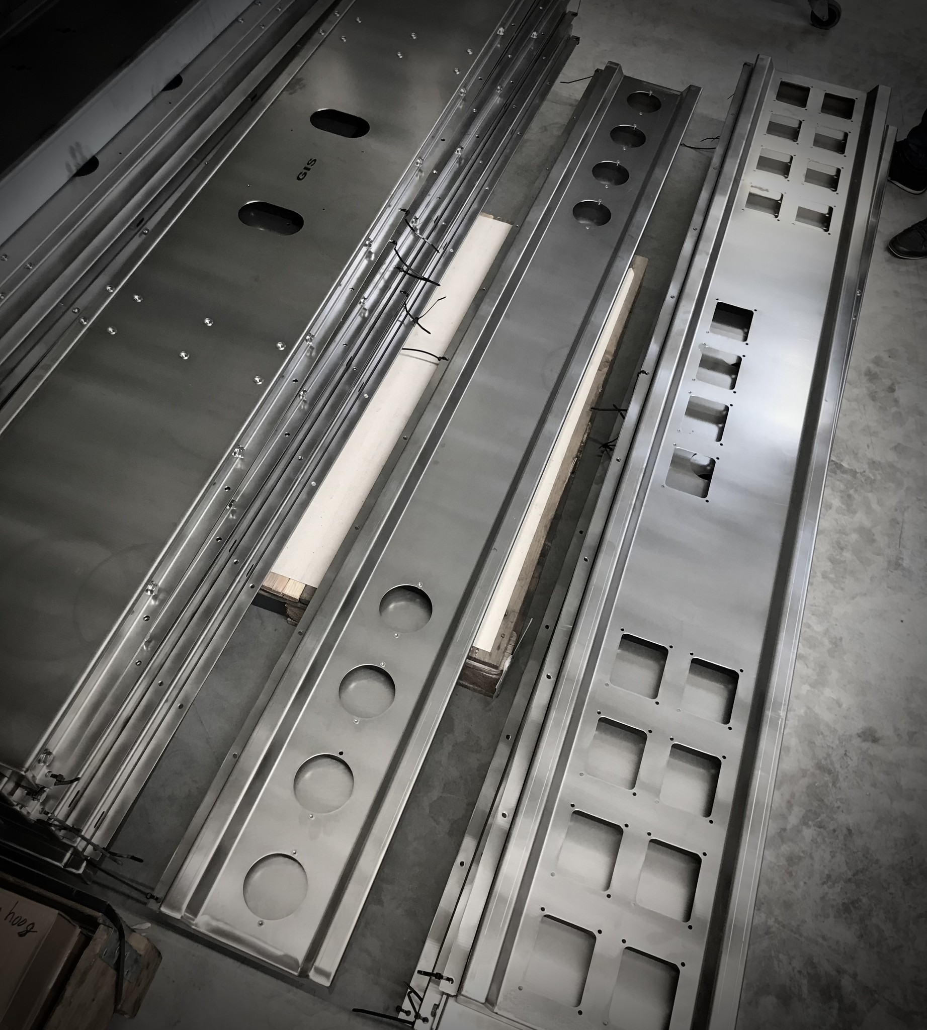 GIS achterbumper met 8 ronde gaten en steunen (RVS)