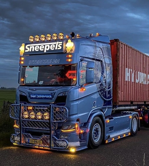 Driving light bracket for 4, 5 or 6 driving lights above the lightsign