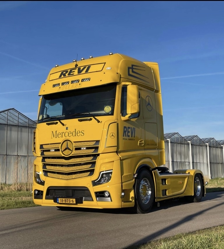 Fox Parts zonneklep voor de Mercedes Actros met uitsparing voor 4x Lazer Tripple R750