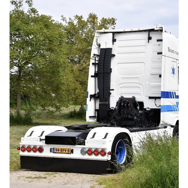 GIS achterbumper met 8 ronde gaten en steunen (RVS)