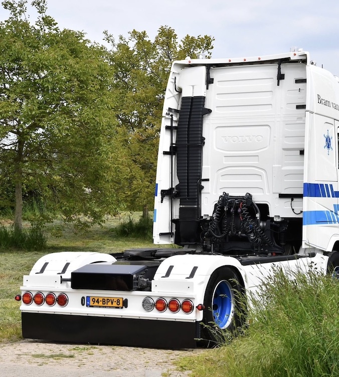 GIS achterbumper met 8 ronde gaten en steunen (RVS)