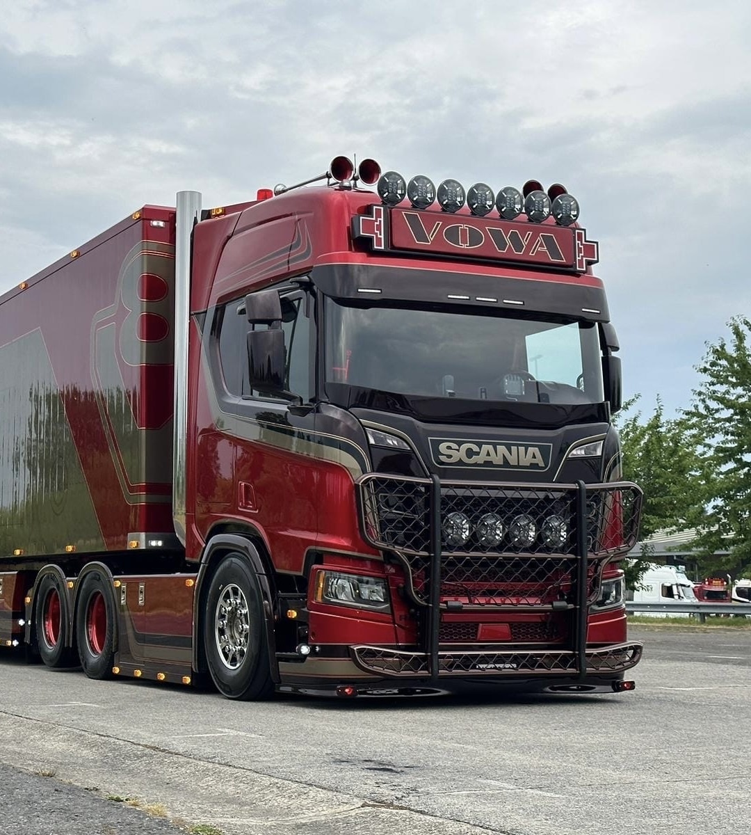 Solarguard Sunvisor Scania Nextgen with 5 lightholes in the bottom!