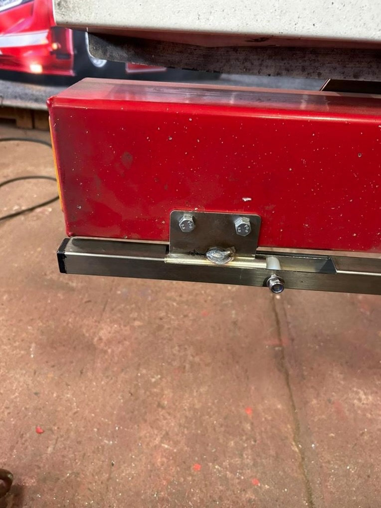 Scharnierende spatlapsteun voor de achterbumper!