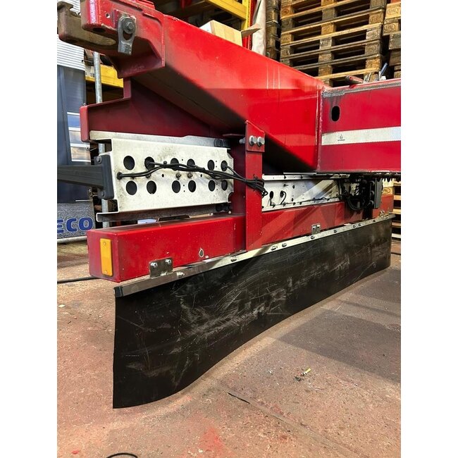 Hinged mudflap support for the rear bumper!