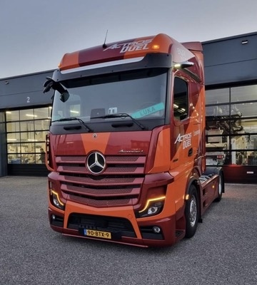 Oranje dagrijverlichting Mercedes Actros