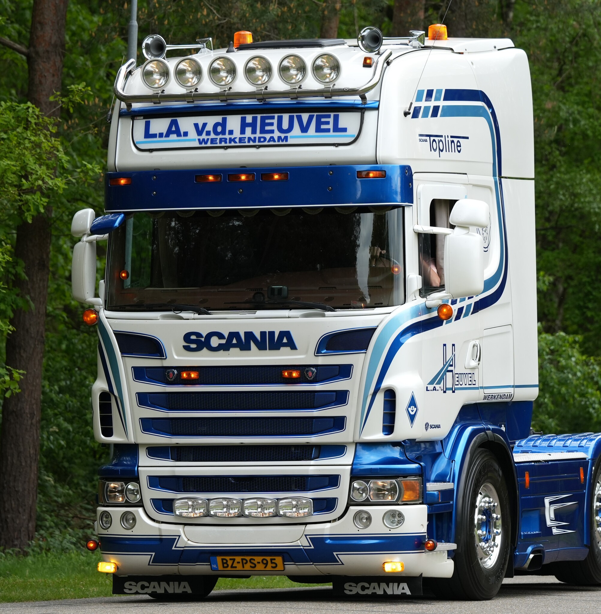 Hella Hella Jumbo 320 met stadslicht